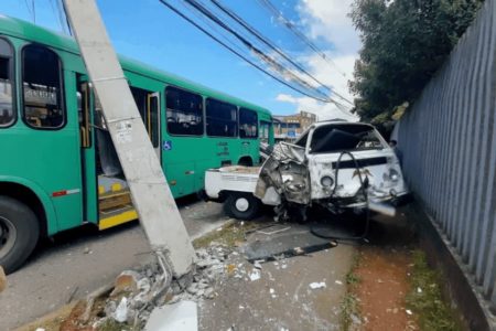 Fotografia colorida de acidente causado por ônibus em Curitiba