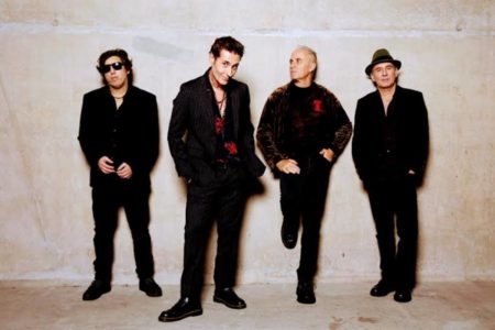 Foto colorida da banda Capital Inicial - Metrópoles