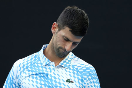 Novak Djokovic cabisbaixo