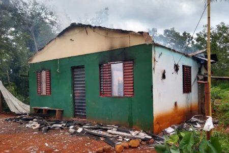 Foto colorida de uma casa destruida por chamas de fogo em SC - Metrópoles