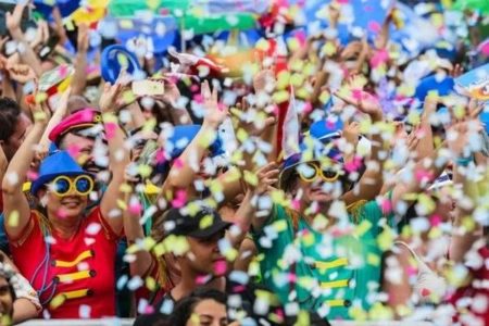 Imagem colorida de pessoas em um bloco de Carnaval