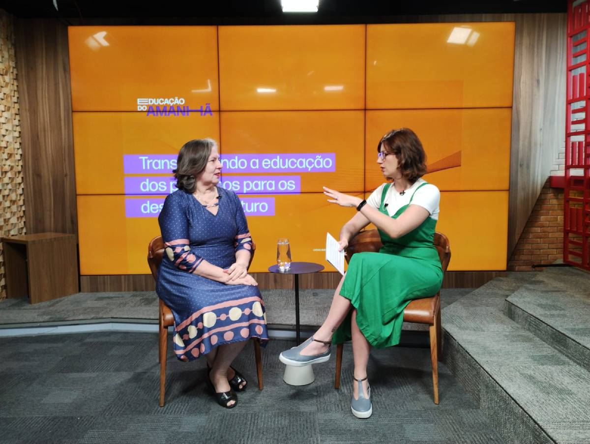 Fotografia colorida mostrando duas mulheres, sendo uma jornalista entrevistando a outra-Metrópoles