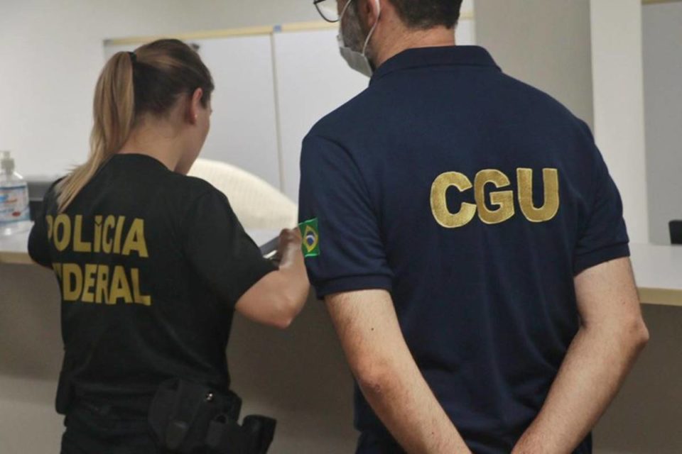 Imagem colorida mostra agentes da Polícia Federal e da CGU - Metrópoles