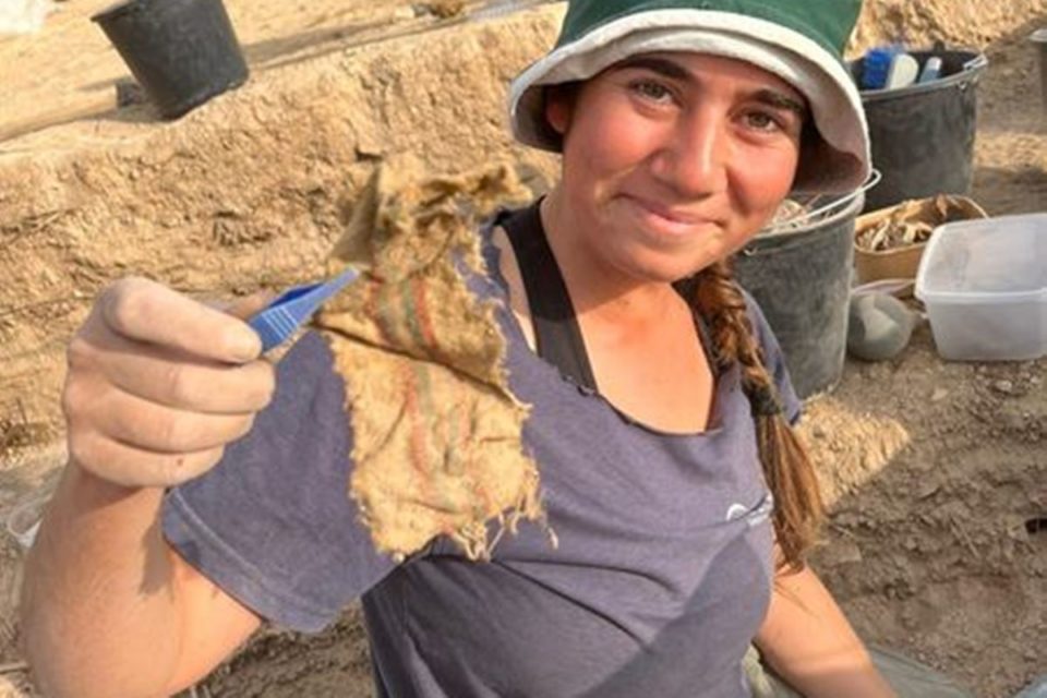 Mulher com corte de tecido achado em deserto - Metrópoles