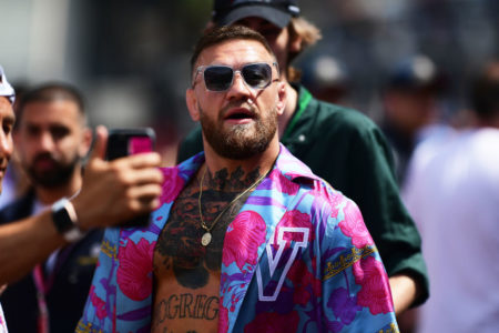 Conor McGregor de camisa aberta