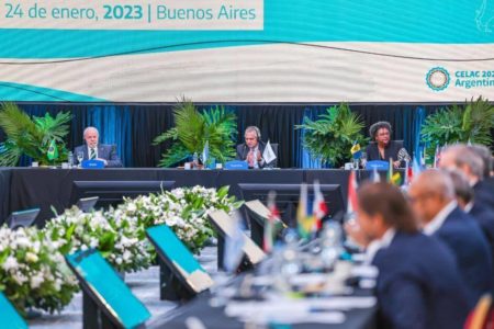 O presidente Lula participa do Celac em Buenos Aires, Argentina, ao lado de outros líderes da América Latina. Vê-se um salão grande, com telões, e diversos convidados cercando a mesa com os participantes - Metrópoles