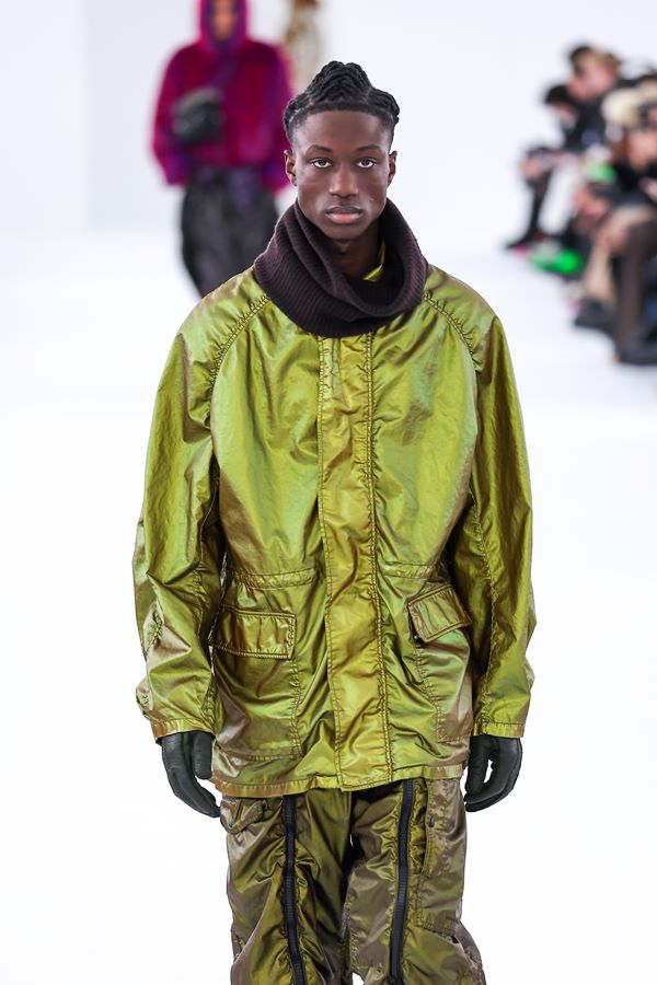 Na imagem com cor, modelo desfila durante a Semana de Moda Masculina de Paris - Metrópoles