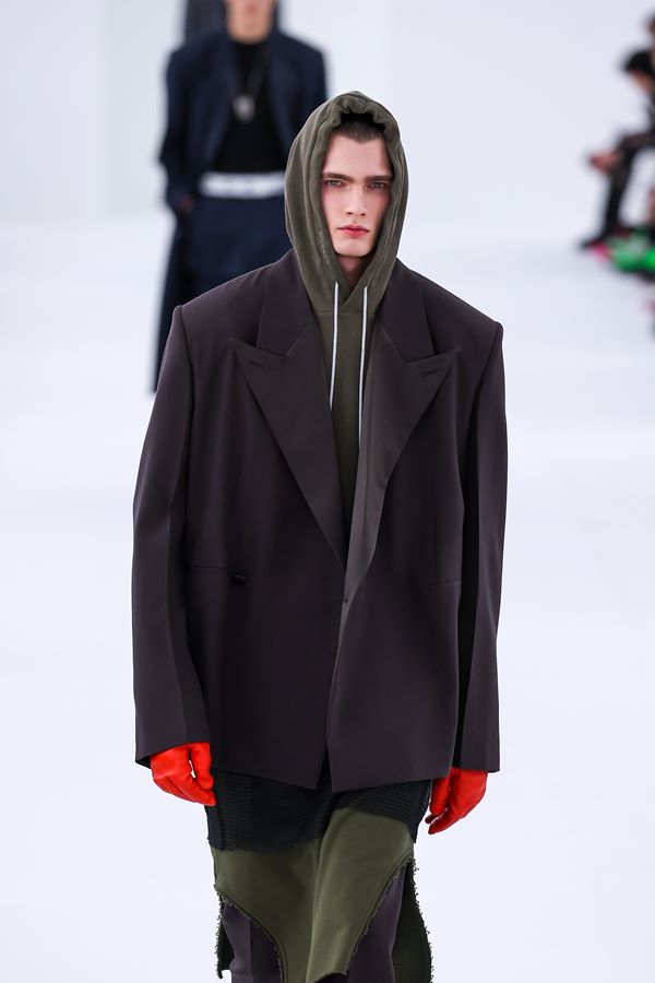 Na imagem com cor, modelo desfila durante a Semana de Moda Masculina de Paris - Metrópoles
