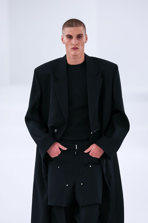Na imagem com cor, modelo desfila durante a Semana de Moda Masculina de Paris - Metrópoles