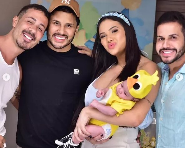 Foto colorida de Carlinhos Maia, Lucas Guimarães, Emily Garcia e Babal Guimarães com bebê vestido de fantasia - Metrópoles