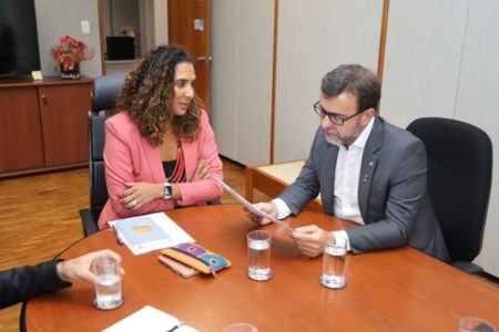 Foto colorida da ministra Anielle Franco e do presidente da Embratur, Marcelo Freixo - Metrópoles