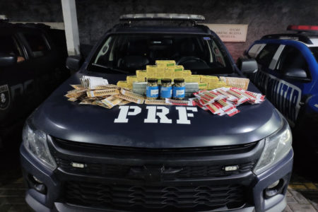 produtos em cima de carro da PRF