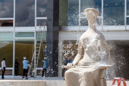 Lavagem da Estátua da Justiça, escultura que fica em frente ao prédio do Supremo Tribunal Federal (STF), na Praça dos Três Poderes