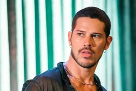 Foto colorida de Lui Lorenzo, personagem da novela Vai na Fé - Metrópoles