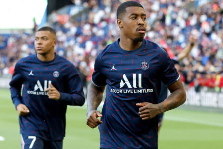 Kimpembe e Mbappé correndo em campo