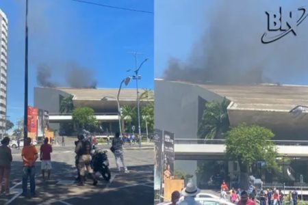 Foto colorida do incêndio que atingiu o prédio do Teatro Castro Alves (BA) - Metrópoles