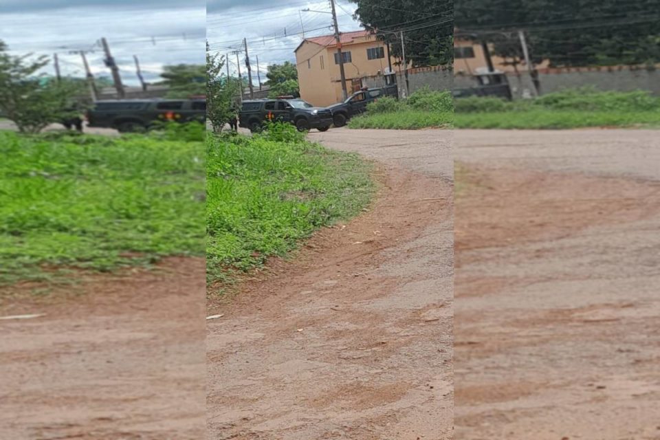 Viaturas da PMGO paradas em frente a uma casa em zona rural