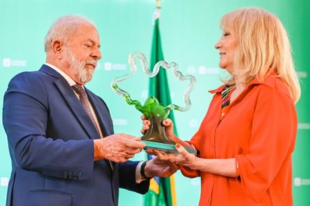 Imagem colorida mostra o presidente do Brasil, Luiz Inácio Lula da Silva, e a prefeita de Montevidéu, Carolina Coss - Metrópoles