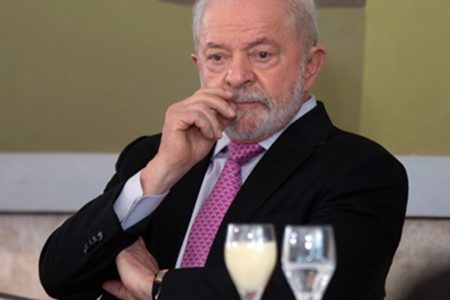 lula com roupa preta