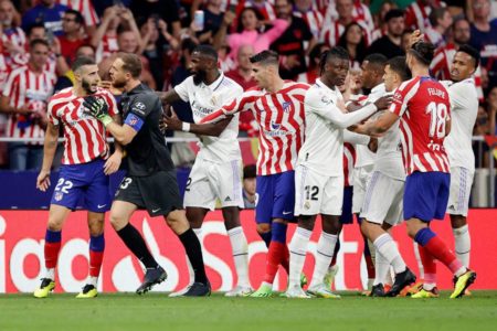 Jogadores de Atlético de Madrid e Real Madrid