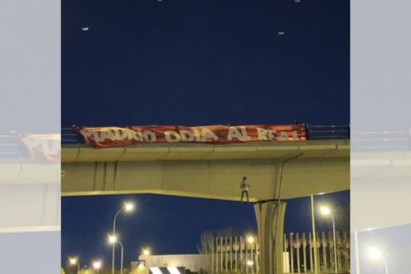 Boneco do atacante Vinicius Júnior é pendurado em Madrid - Metrópoles