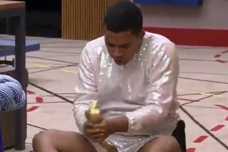 Bruno Gaga interage com cobra decorativa da Casa do BBB23 - Metrópoles