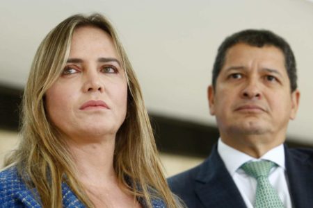 Governadora em exercício do Distrito Federal, Celina Leão, fala com a imprensa sobre a intervenção federal na Segurança Pública. No detalhe, a governadora fala ao lado do secretário Sandro Avelar - Metrópoles