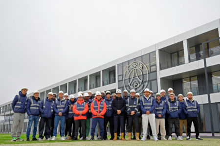 Jogadores do PSG enfileirados em frente ao PSG Campus