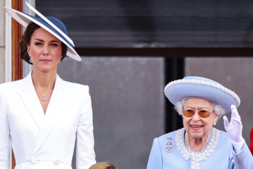 Foto colorida de mulher branca, com chapéu preto e roupa branca ao lado de mulher branca, idosa e roupa lavanda - Metrópoles