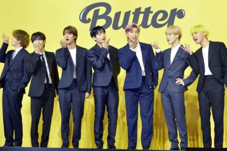 Na imagem com cor, integrantes do grupo de K-pop, BTS - Metrópoles