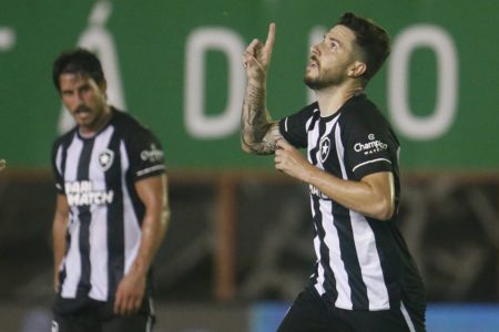 Gustavo Sauer comemora o gol