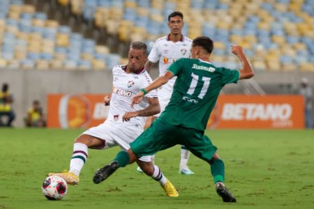 Jogadores de Fluminense e Boavista dividindo a bola