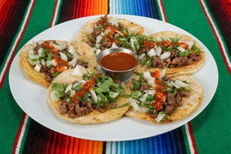 Prato com tacos de carne e salsa picante