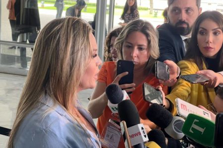 Governadora em exercício Celina Leão, do DF, fala com jornalistas antes de encontro com outros governadores e o presidente Lula, no Palácio do Planalto - Metrópoles