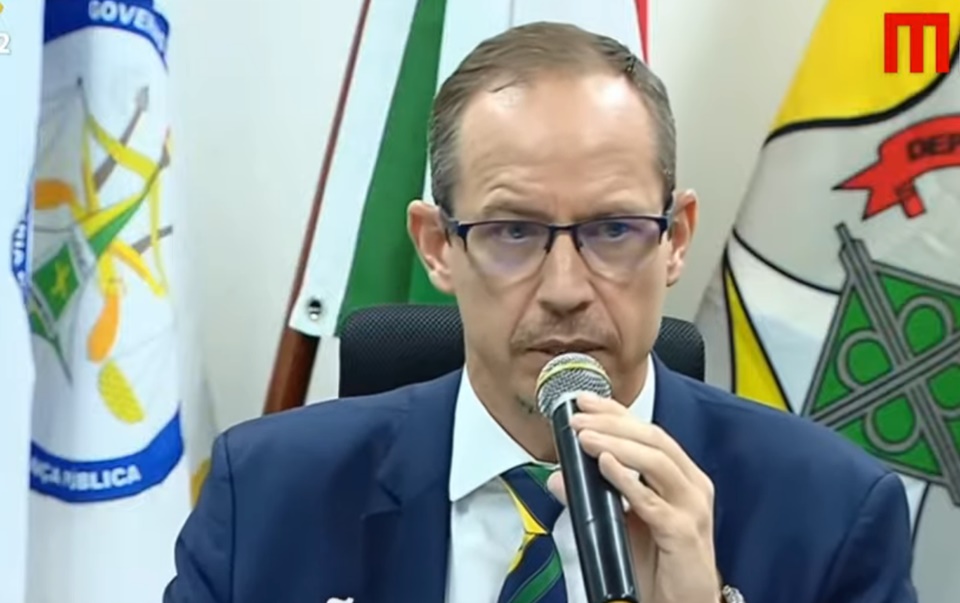 Ricardo Cappelli, interventor federal da Segurança do Distrito Federal, fala sobre relatórios de atos terroristas na Esplanada em coletiva de imprensa. Ele segura microfone, sentado à mesa - Metrópoles