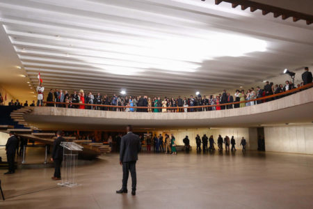 grupo de pessoas em mezanino de hall de palácio