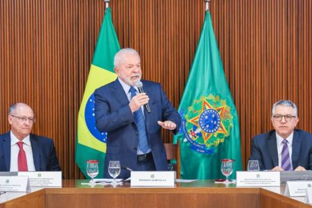 Reunião do presidente Lula com os 27 chefes do executivo nacional no Palácio do Planalto para tratar de demandas dos estados. Na imagem, Lula fala em ponta de mesa ladeado por Alckmin e Alexandre Padilha - Metrópoles