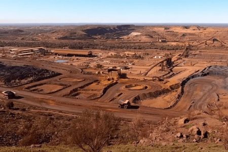 Imagem colorida de mineradora na Austrália