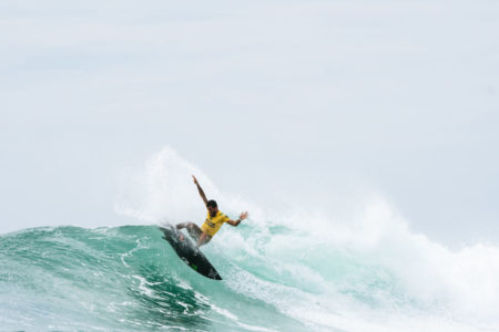 ítalo Ferreira surfando onda