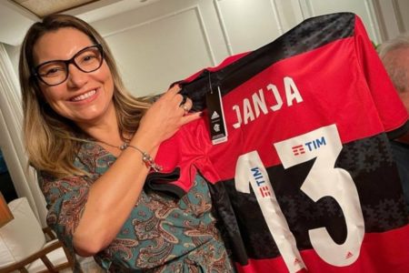 Primeira-dama, Janja, com uma camisa do Flamengo - Metrópoles