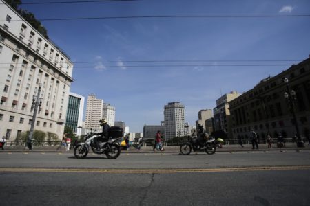 Motos circulam no trânsito de São Paulo