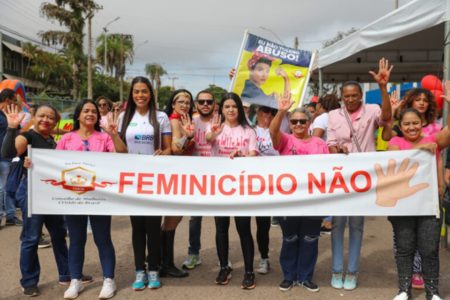 Mulheres segurando cartaz contra feminicídio