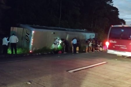 ônibus tombado em Petrópolis