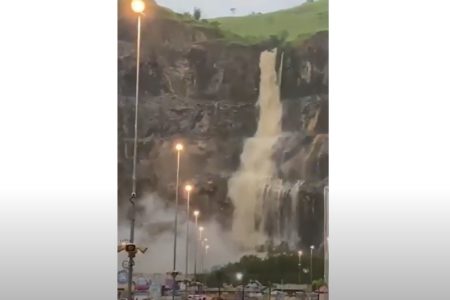 Temporal formou uma cachoeira em Nova Iguaçu