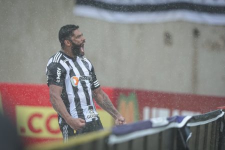 Hulk comemorando gol debaixo de chuva