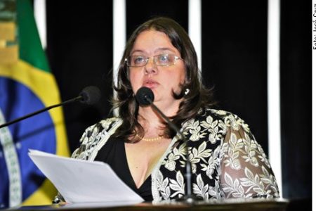 Imagem colorida da antropóloga Adriana Dias discursando no Senado Federal