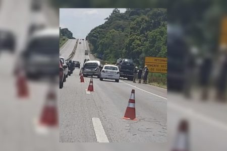 Registro colorido de acidente automotivo na BR-277. Imagem mostra via parcialmente bloqueada e carro sendo erguido por guincho