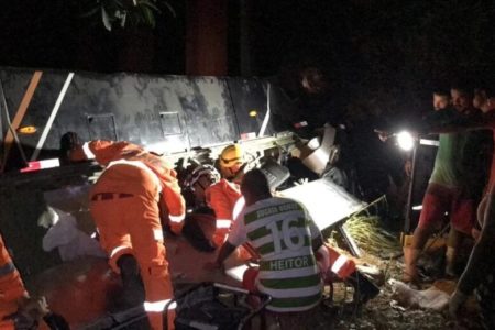 bombeiros atuando no resgate de onibus que caiu de ponte - metrópoles