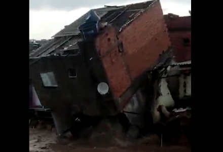 Vídeo: casa desaba em córrego durante chuva em SP