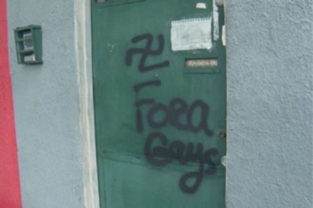 fora gays portao casal gay homofobia nazismo Rio de Janeiro - Metrópoles